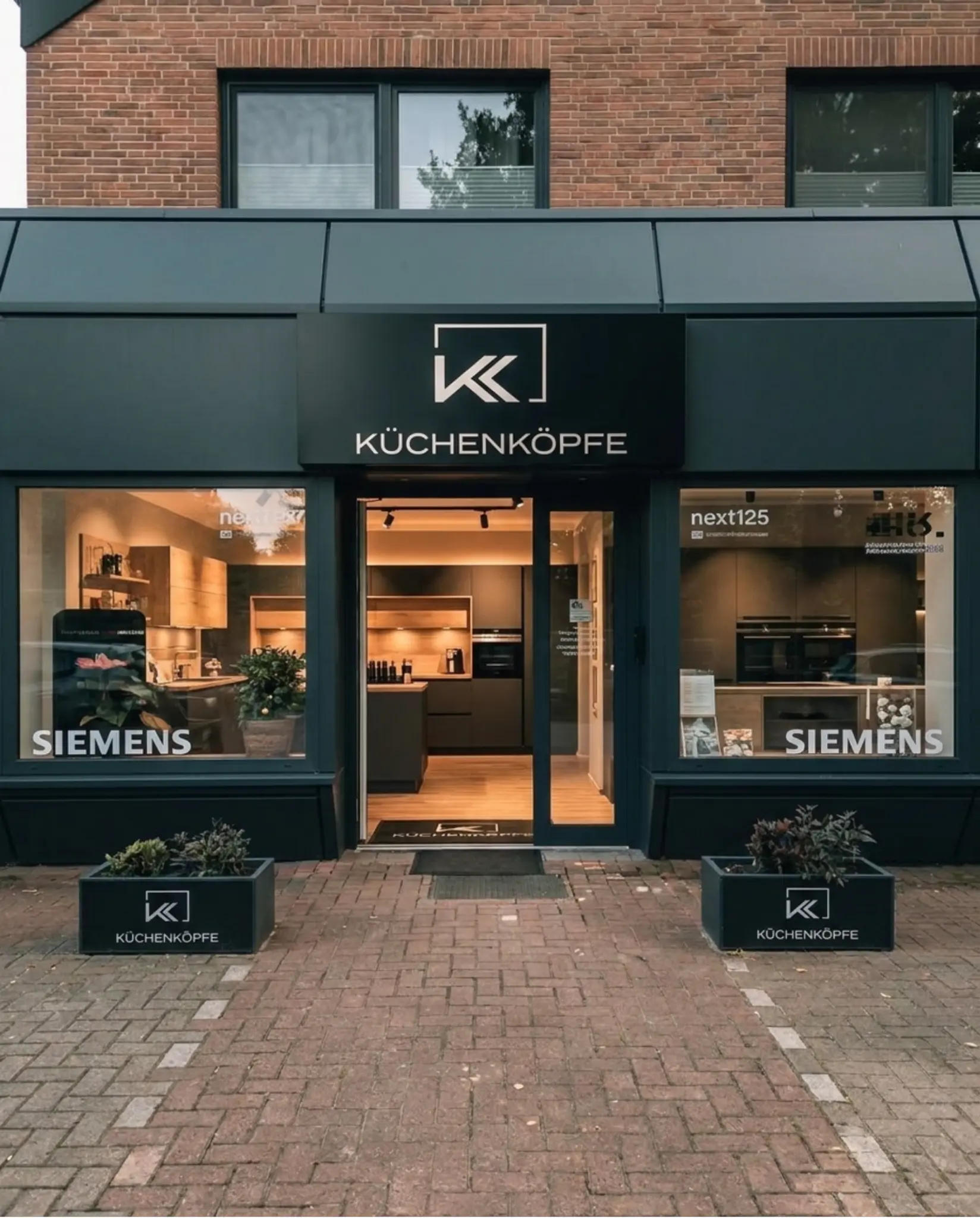 Eingang des Küchenköpfe-Showrooms in Halstenbek