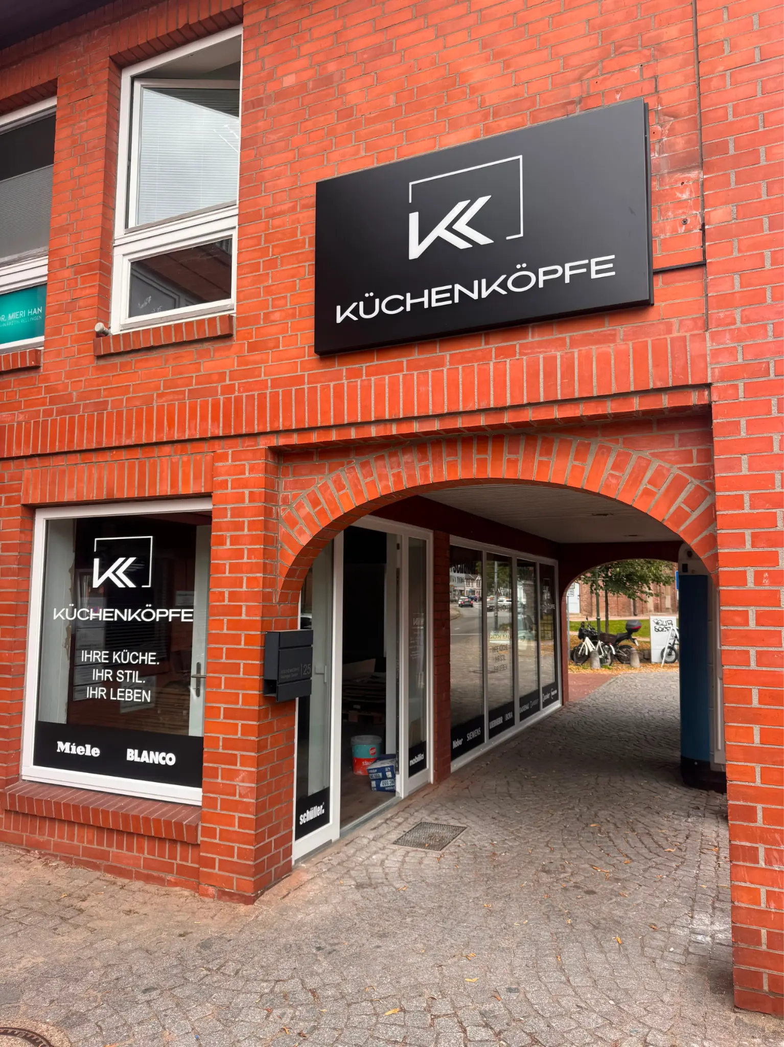 Eingang des Küchenköpfe-Showrooms in Rellingen